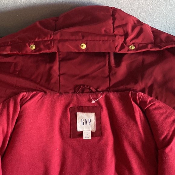 Red Gap hooded puffer vest with detachable faux fur - Picture 3 of 9